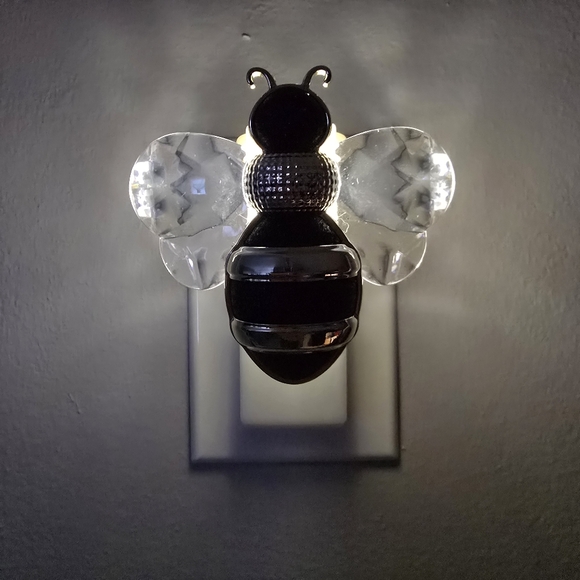 Bridgerton x Bath and Body Works Limited Edition Gem Bee Nightlight Bundle - Picture 2 of 10